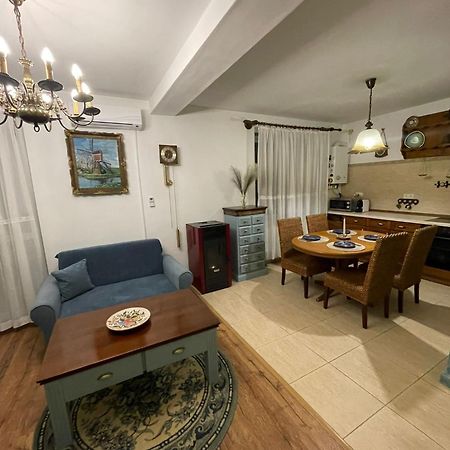 アルバ・ユリアApartament Yannisアパートメント エクステリア 写真
