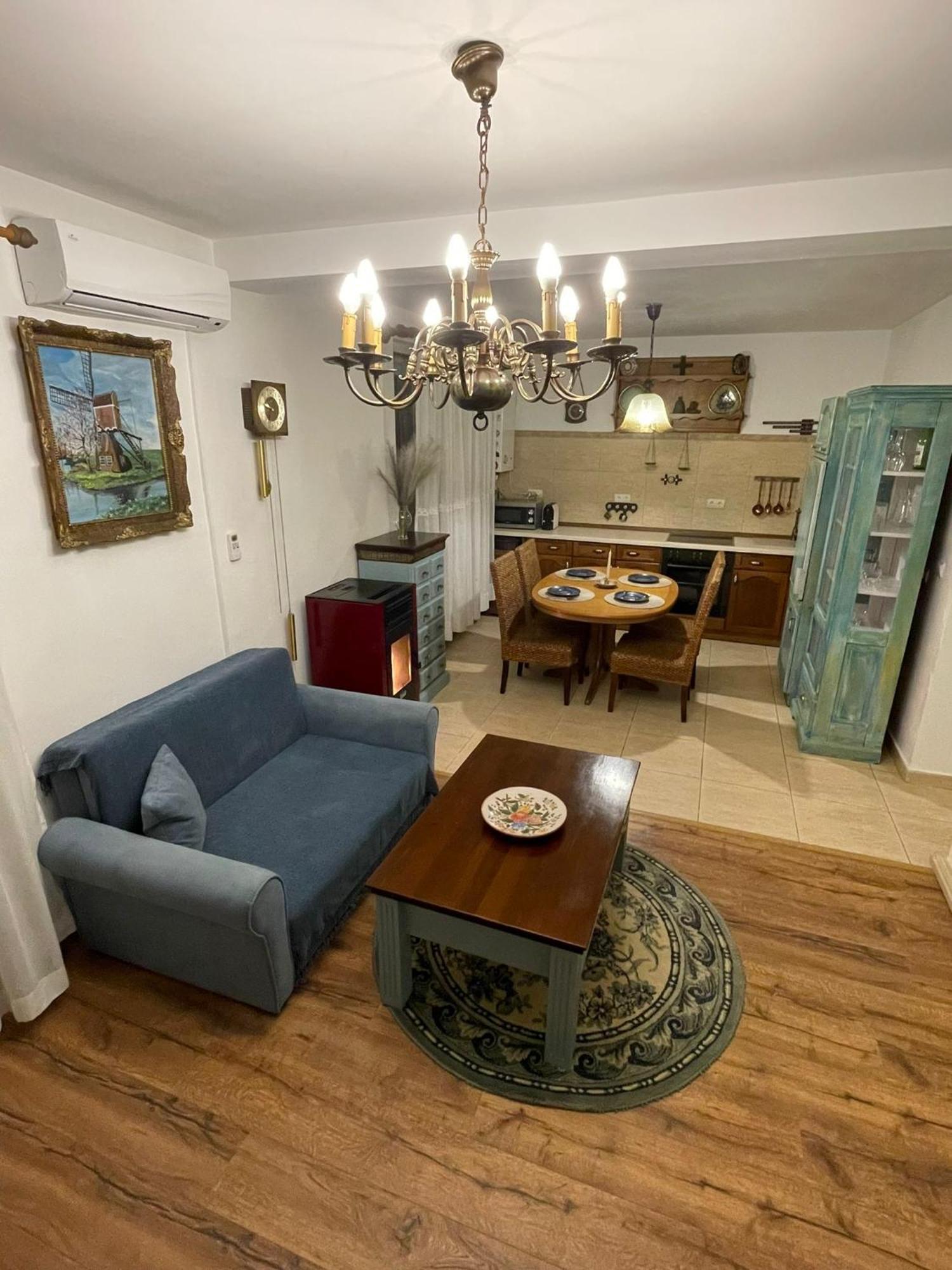 アルバ・ユリアApartament Yannisアパートメント エクステリア 写真